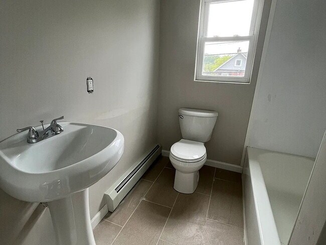 Foto del edificio - Move in to this singe family fully renovated home featuring 3 bedrooms 2 full baths located direc...