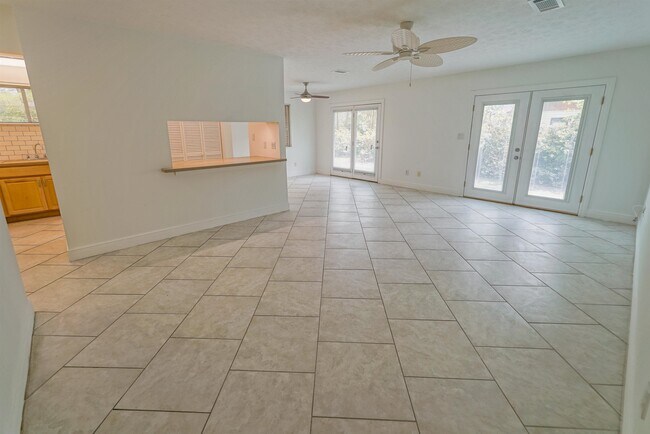 Building Photo - 251 SE Villas Ct