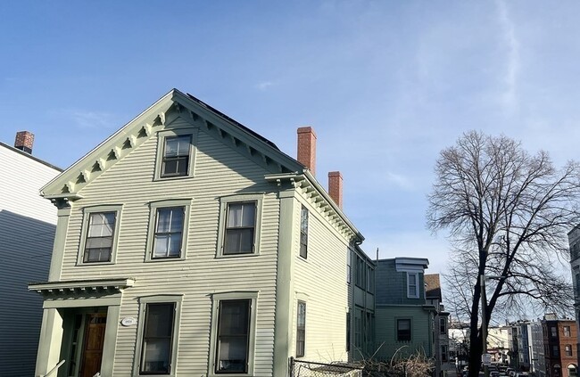 Building Photo - 124 Marion St
