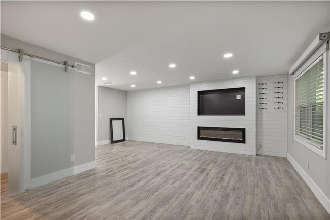 Building Photo - 330 Winding River Dr