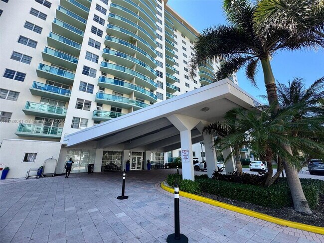 Foto del edificio - 19390 Collins Ave