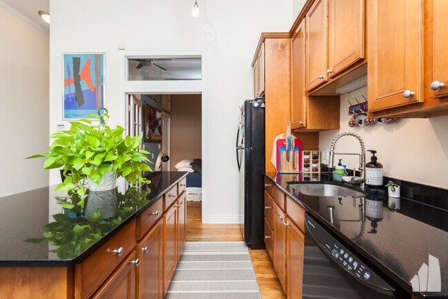 Foto del edificio - 2 bed/1 bath Loft on a tree lined street i...