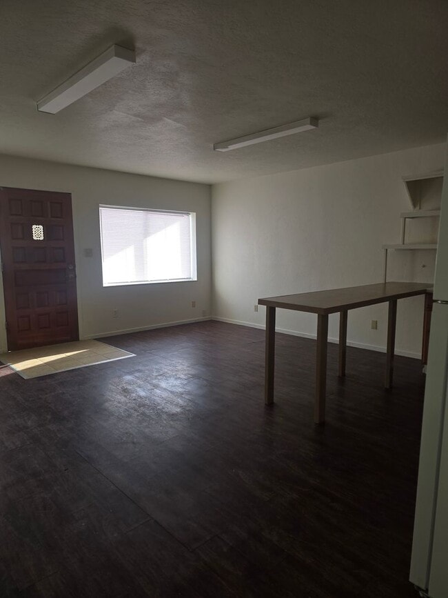 Building Photo - Cute 2 Bedroom