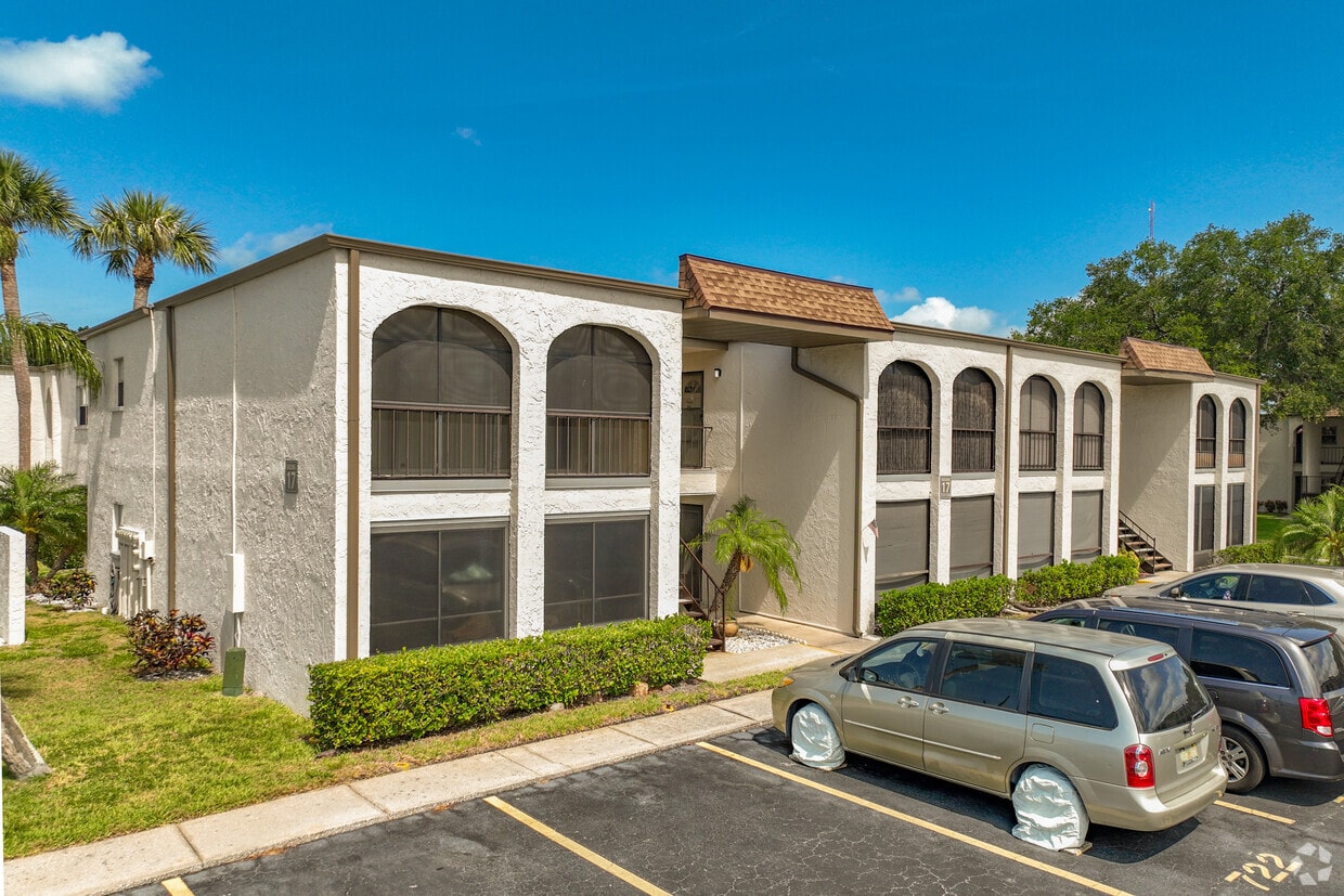 Boulevard Club Apartments in Seminole, FL