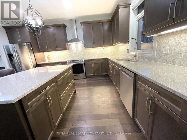 Building Photo - 1295 Dyer Cres