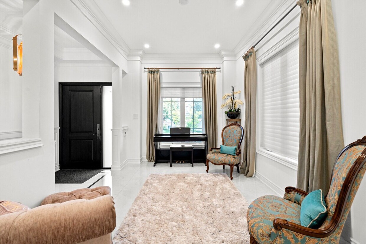 Primary Photo - 111 Selvapiano Cres