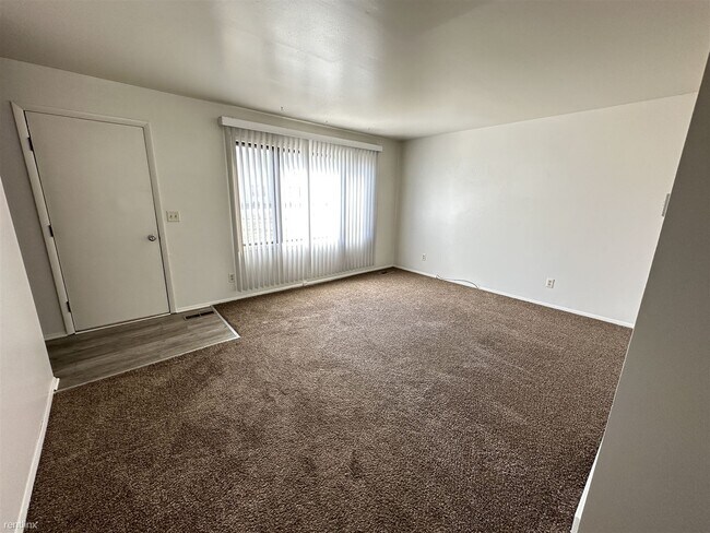 Building Photo - 2 br, 1.5 bath Townhome - Longfellow Townh...