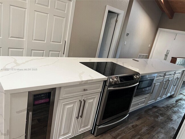Building Photo - 2645 Parkview Dr S