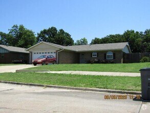 Building Photo - 2405 NW Robinhood Dr