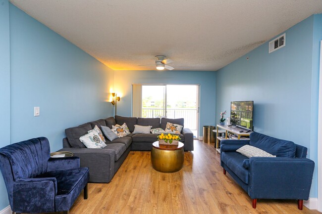 Building Photo - *** NAPOLI LUXURY CONDO *** 2 BEDROOM NICE...