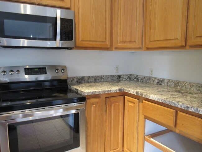 Building Photo - Gorgeous! Spacious Westside Home