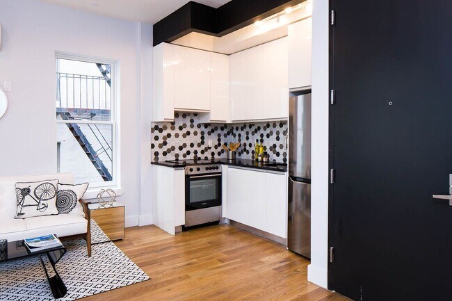 Foto del edificio - 668 Rutland Rd