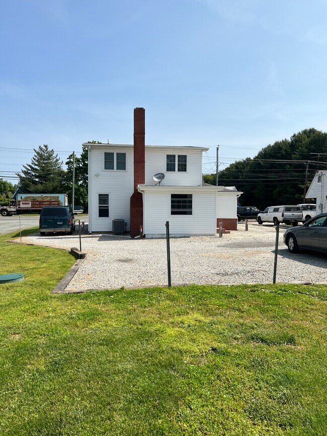 Parte trasera con aparcamiento - 7019 Church Hill Rd