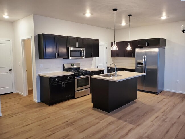 Building Photo - West Pasco Townhouse
