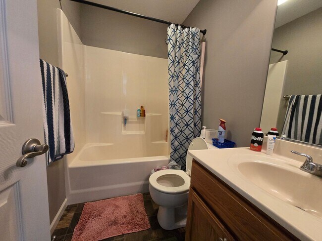 Foto del edificio - 3 Bedroom Duplex in Normal!