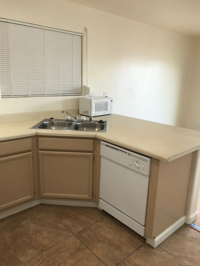 Building Photo - Great 4 bedroom 2.5 bath. Gated Community,