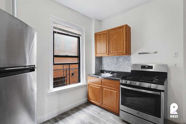 Building Photo - 502 E 189th St