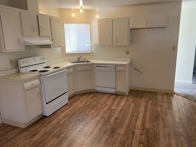 Building Photo - 3 Bedrooms 2 Bathroom