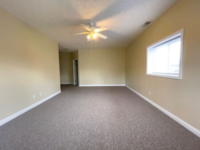 Building Photo - **HOLIDAY SPECIAL!!** - Yorktown School Di...