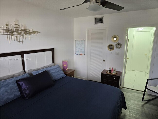 Foto del edificio - 6560 Winfield Blvd