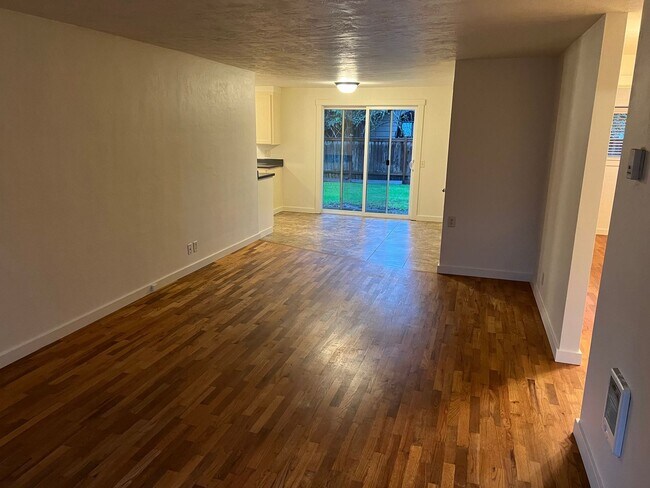 Foto del edificio - 2 Bedroom in N. Eugene