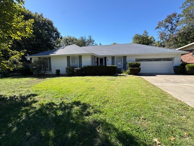 Foto del edificio - 3 Bedroom 2 Bath 2 Car Garage! Southeast! ...