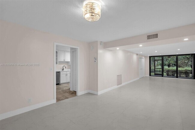 Foto del edificio - 250 E Royal Palm Rd