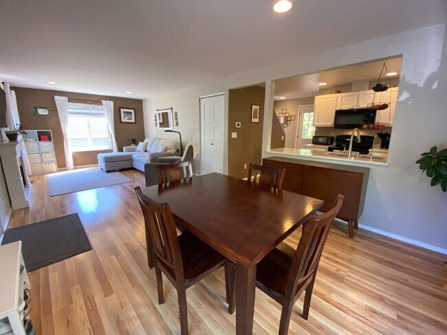 Foto del edificio - Quiet 3-Bed, 1.5-Bath Home with Large Encl...
