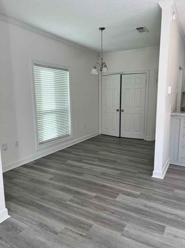 Foto del edificio - 13745 Kenner Ave