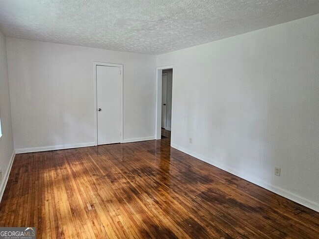 Building Photo - 1899 Shamrock Dr