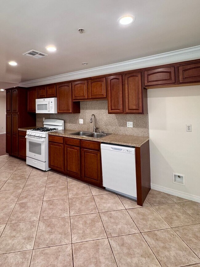 Building Photo - Spacious 3 bedroom condo in Van Nuys