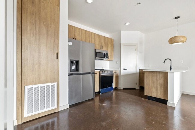 Building Photo - 225 E New Hampshire St