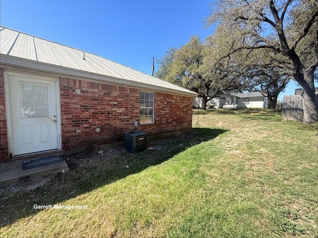 Building Photo - 813 E Ave I