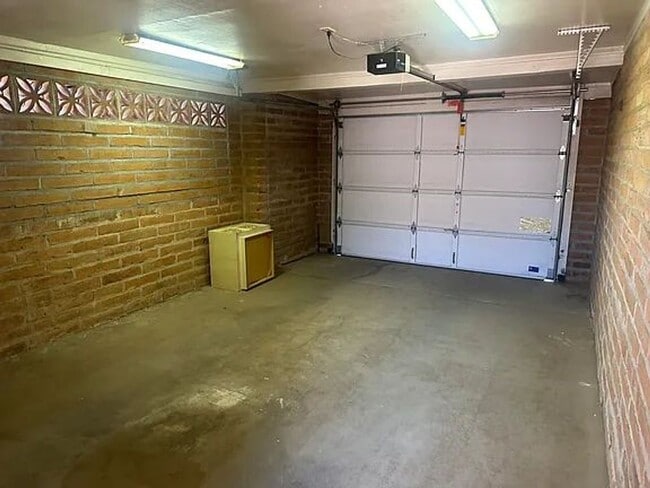 Building Photo - 1156 N Belvedere Ave