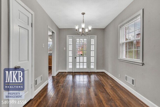 Foto del edificio - Beautiful 2 Bedroom, 1 Bath Duplex in SW Roanoke City