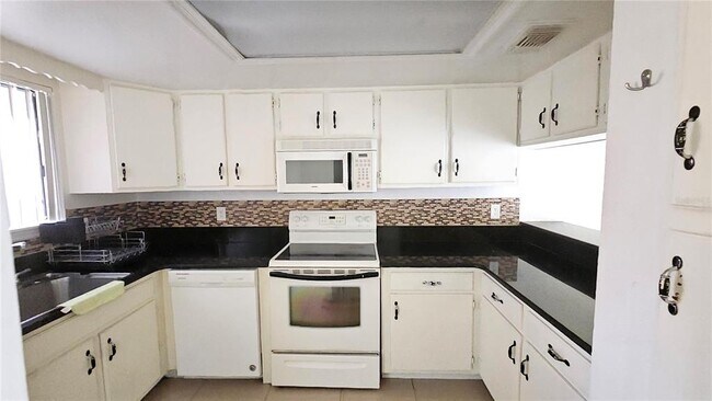 Foto del edificio - 616 Montego Bay Ct