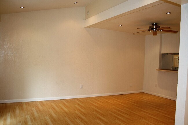 Foto del edificio - 1030 W MacArthur Blvd
