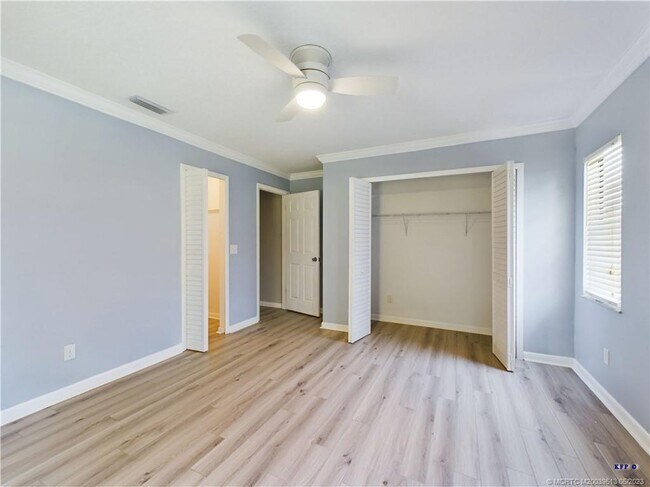 Building Photo - 705 NE Vanda Terrado