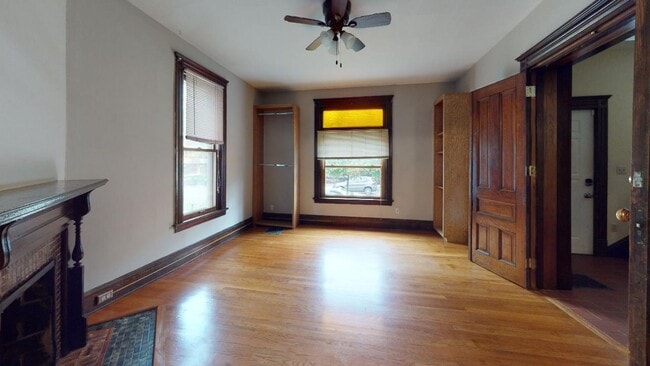 Building Photo - Dinkytown 6 Bedroom House