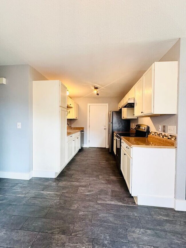 Building Photo - Cute 3 bed/ 1.5 bath Ranch Style House in ...