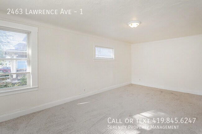 Foto del edificio - 2463 Lawrence Ave
