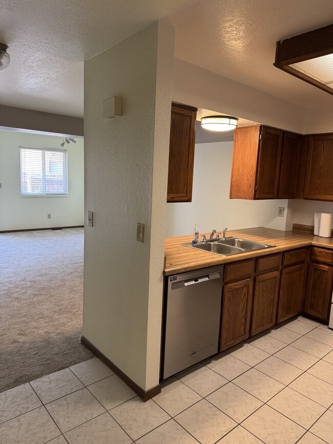 Kitchen - 6734 Yarrow St