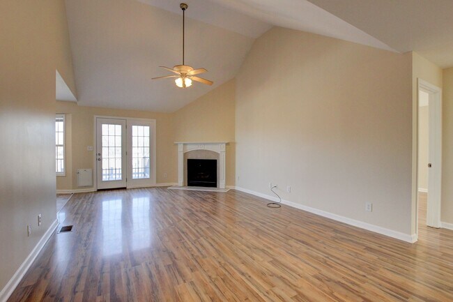 Building Photo - 3 bed 2 bath in the heart of St. B.  Fresh Paint.  Clean and Ready for You.