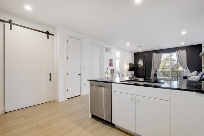 Building Photo - 2709 E 5th St.