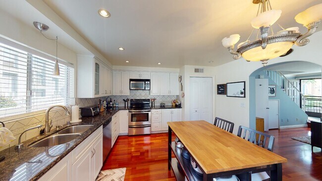 Kitchen - 18316 Hatteras St