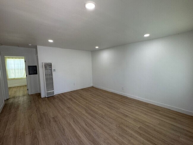 Foto del edificio - 618-620 W 6th St
