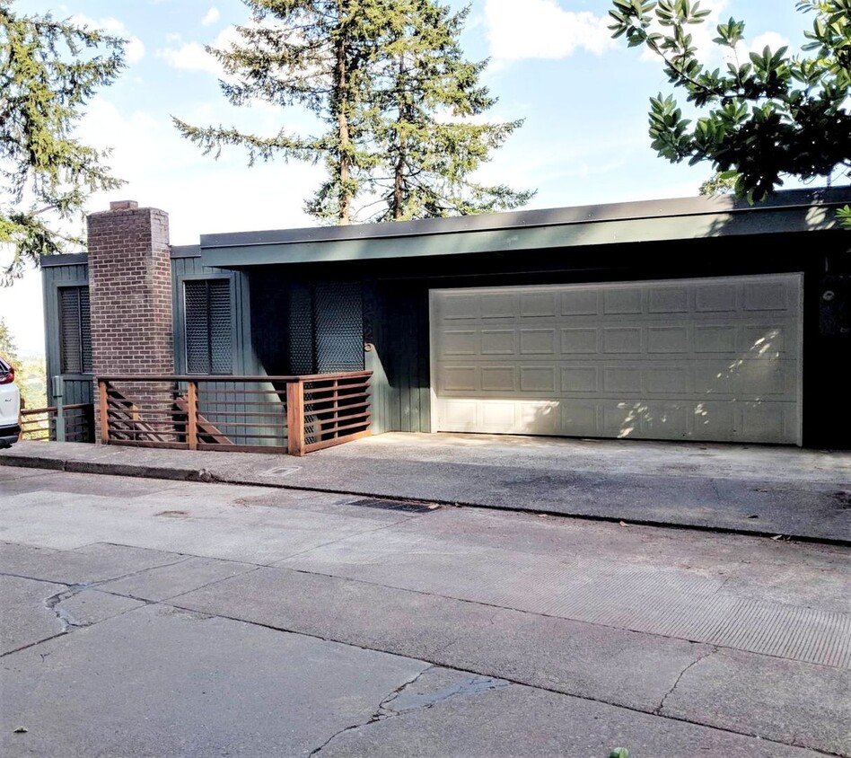 Primary Photo - Beautiful, spacious mid-century modern 5 b...