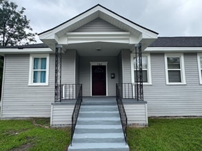 Building Photo - 792 Eve St