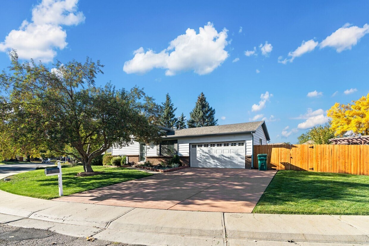 Foto principal - 3 Bed 2 Bath Home with HUGE Yard Available...