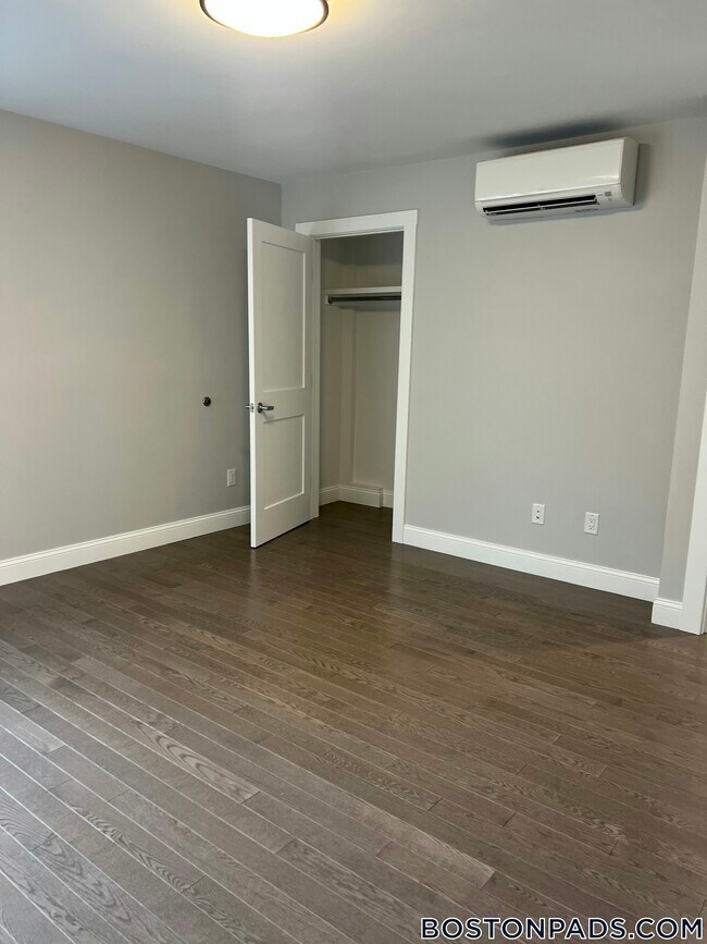 Building Photo - 328 Bank St